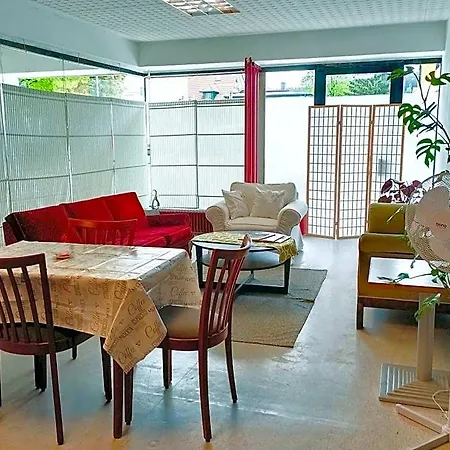 Lounge-style-hostel *
