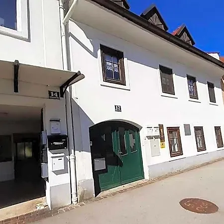 Lounge-style-hostel